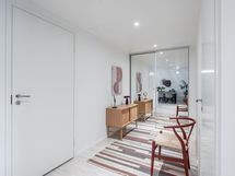 Eteisessä on säilytystilaa sekä käynti kylpyhuoneeseen ja erilliseen wc-tilaan.