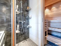 Alakerran kylpyhuone + sauna