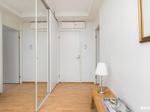 Eteisessä koko seinän levyiset liukuovikaapistot