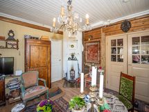 Olohuoneessa on kauniit pariovet ja hirsiseinää. Lämmönlähteenä on Porin Matti.