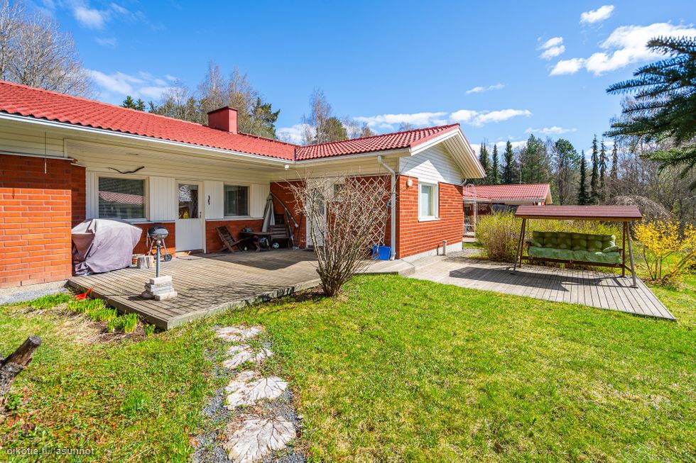 Näkymä piha-alueelta talon suuntaan