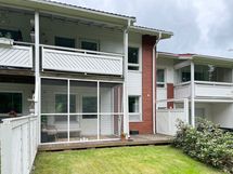 Näkymä piha-alueelta terassin suuntaan