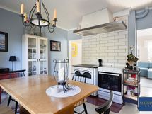 Keittiöön on kaksi sisäänkäyntiä.