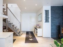 Alakerran näkymää aulasta kuvattuna