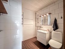 Kylpyhuoneessa paikka pyykinpesukoneelle.