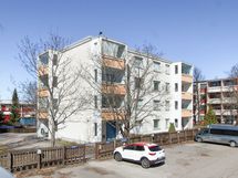 Parkkipaikat talon edustalla.