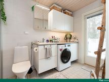 Kylpyhuone josta käynti pihalle