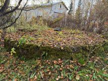 Vanha kaivo rajan tuntumassa, yhteiskäytössä naapurin kanssa. Halkaisija n. 2m