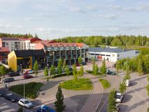 Kyytimiehenpuisto ja kauppa vieressä