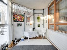 Koko huoneiston levyinen terassiparveke.