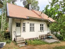 Erillinen saunarakennus, missä toisella puolella myös pyykkitupa.