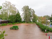 Näkymä parvekkeelta. Takana Hiekkaharjun juna-asema.