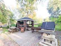 Suojaisa ja viihtyisä piha-alue tarjoaa mahdollisuuden vaikka grillailuun.