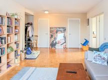 Olohuone on kodin sydän, eteisestä löytyy säilytystilaa sekä tilavaan vaatehuoneeseen pääsee vas. ov