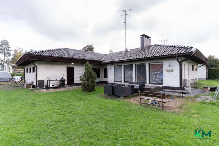 Omakotitalo, 4h, k, 2 eril. wc, kph, s, khh, pukuh., oleskeluhuone, 147/215 m², Sipilä, Lempäälä