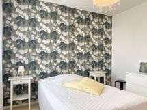 Makuuhuoneen yksi seinä on tapetoitu