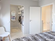 Päämakuuhuoneessa oma walk-in-closet.