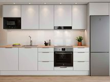 Visualisointi hintaan kuuluvasta Lumi-keittiötyylistä, jossa on valkoiset kaapit, rosterinsävyiset vetimet, tammensävyinen työtaso ja kiiltävä valkoinen välitila.