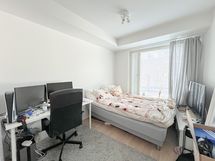Makuuhuoneeseen mahtuu leveä vuode. Huoneen yhteydessä on tosi tilava vaatehuone.
