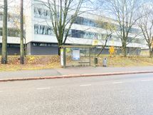 Bussit kulkee vierestä.