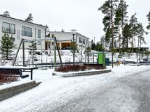 Leikkialue talon takapihalla.