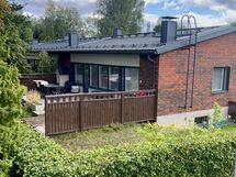 Kesäkuvaa talon päädystä