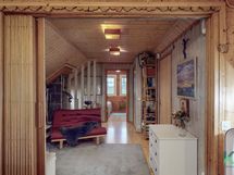 Aulatila makuuhuoneesta katsottuna. Aulatilassa kuvan oikealla puolella on vaatehuone.