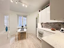 Keittiön ja sen vierellä olevien makuuhuoneiden ikkunat suuntaan lounaaseen, sisäpihalle.