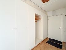 Eteisessä on runsaasti kaappitilaa.