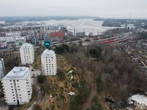 Lähellä myös Herttoniemenranta rantareitteineen.