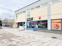 Hyvät lähipalvelut. Kauppa ja kirjasto aivan kulman takana.