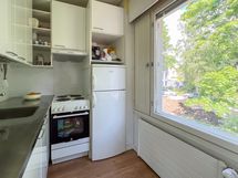 Keittokomerossa on iso ikkuna ja mukavasti säilytystilaa ja työtasoja.