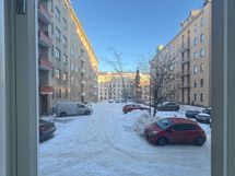 Asunnosta on näkymät sisäpihalle, koillisen suuntaan.