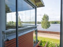 Päämakuuhuoneesta on kulku parvekkeelle ja upeat näkymät järvelle