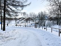 Silkkisilta ylittää Keravanjoen Heurekan ja rautatieaseman välillä. Kävelyetäisyydellä.