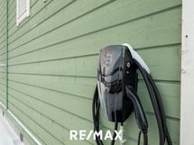 Talon päädyssä sähköautonlatausasema