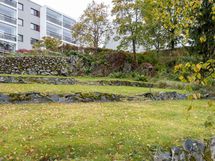 Vanhan huvilan kiviportaita ja mukulakivimuuri