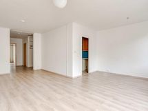 Näkymä keittiöön ja eteiseen.