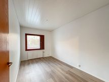 Kaksi makuuhuoneista on kunnostettu hijattain.