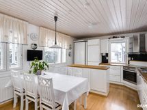 Keittiössä on ikkunoita kahdella sivulla tuoden valoa