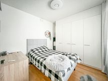 Makuuhuoneessa tilaa parisängylle ja seinän levyinen kaapisto.