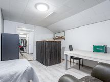 Yläkerran asunto