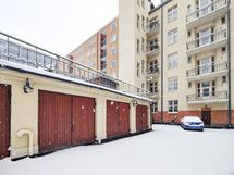 Asunnon yhteydessä on mahdollista vuokrata myös autotallipaikka