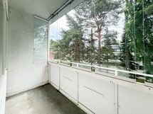 Kaakon suuntaan oleva lasitettu parveke,