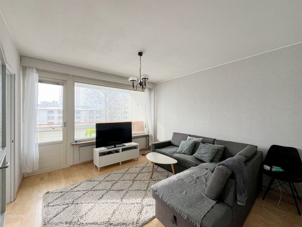 Tervetuloa 3. kerroksen valoisaan yksiöön, jossa isot ikkunat ja parveke suuntaavat länteen.