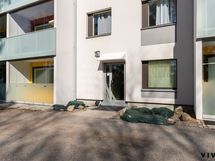 Julkisivu sisäänkäynnin kohdalta