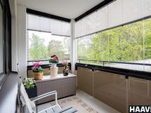 Iso, lasitettu parveke sisäpihalle päin