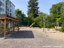 sisäpiha kesä aikaan