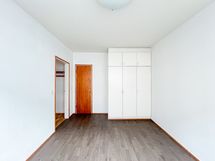 Makuuhuoneessa on säilytystilaa niin kaapeissa kuin vaatehuoneessakin.