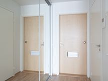 Eteisessä upea täyskorkea kaapisto peililiukuoven takana